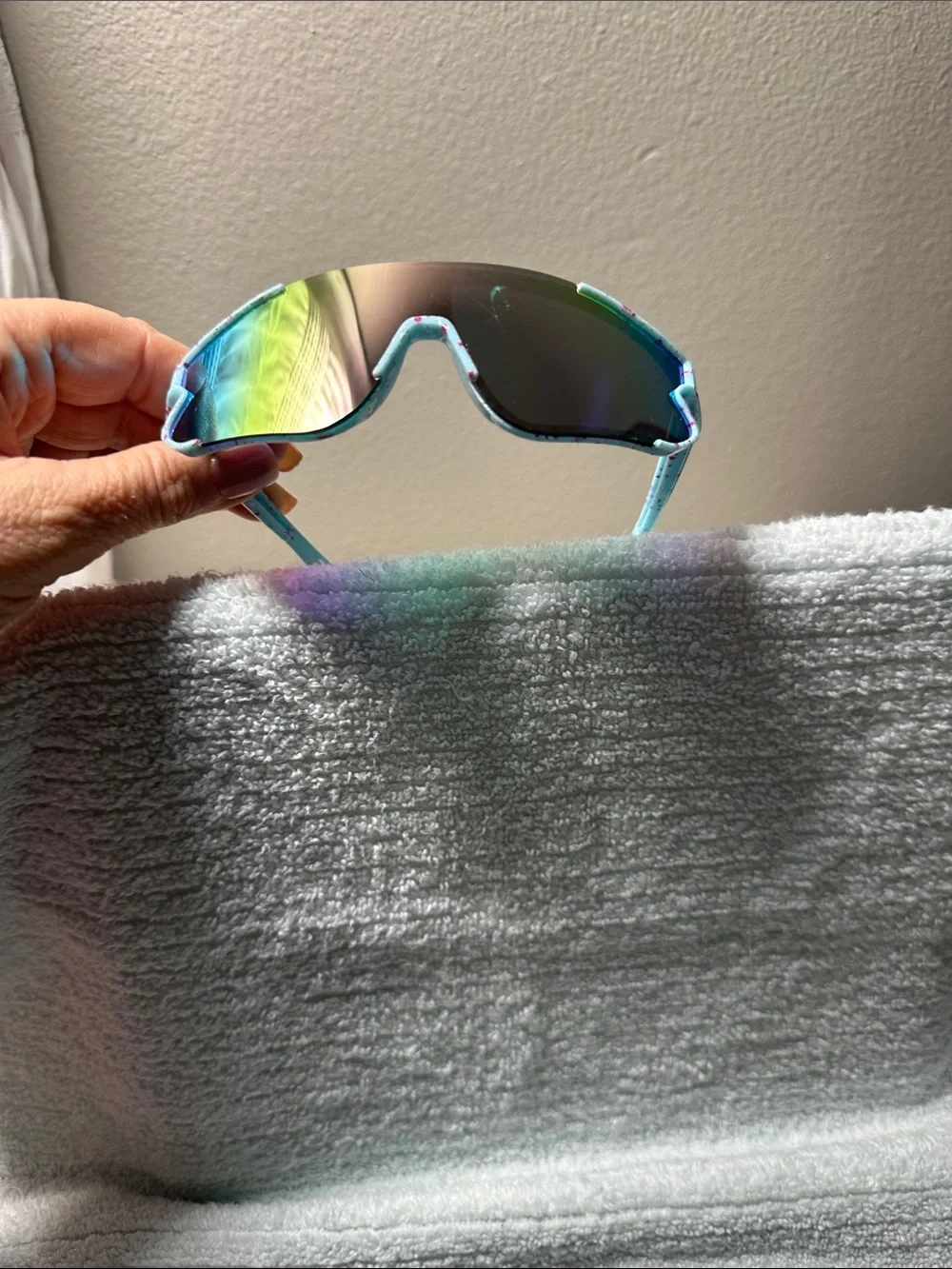 Sporty Blue kids Sunglasses 100 % UVA protection - Iridescent Blue Lens NWT